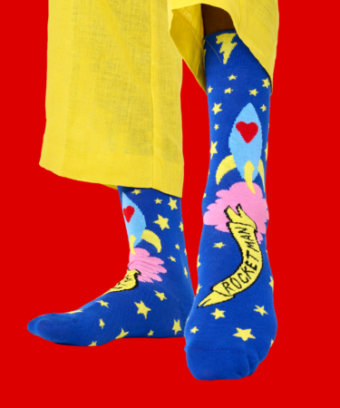 come portare i calzini colorati di Elton John